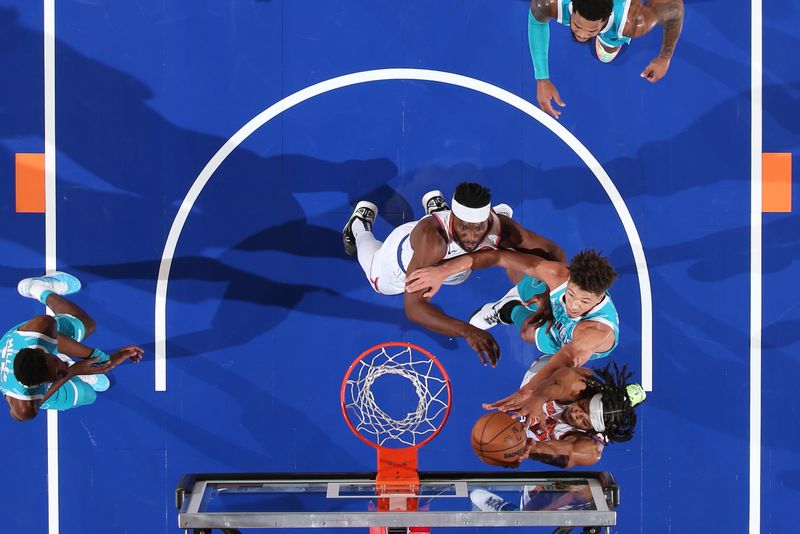 NEW YORK, NY - OCTOBER 15: Jericho Sims #20 of the New York Knicks drives to the basket during the game against the Charlotte Hornets during the 2024 NBA Preseason on October 15, 2024 at Madison Square Garden in New York City, New York.  NOTE TO USER: User expressly acknowledges and agrees that, by downloading and or using this photograph, User is consenting to the terms and conditions of the Getty Images License Agreement. Mandatory Copyright Notice: Copyright 2024 NBAE  (Photo by Nathaniel S. Butler/NBAE via Getty Images)