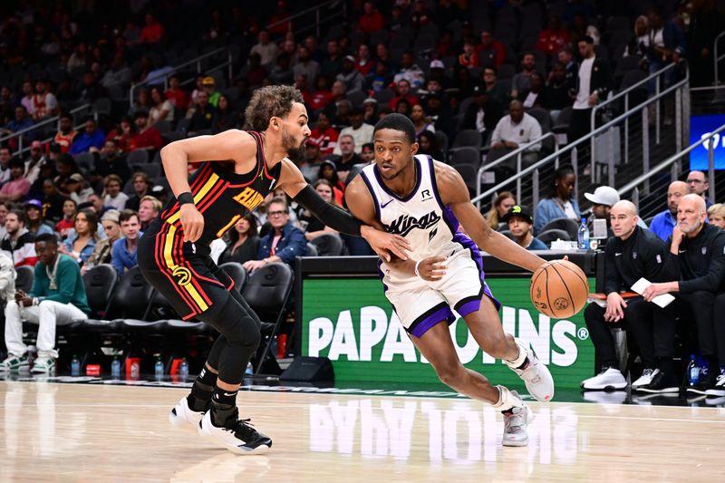 ATLANTA, GA - NOVEMBER 1: De'Aaron Fox #5 of the Sacramento Kings drives to the basket during the game against the Atlanta Hawks on November 1, 2024 at State Farm Arena in Atlanta, Georgia.  NOTE TO USER: User expressly acknowledges and agrees that, by downloading and/or using this Photograph, user is consenting to the terms and conditions of the Getty Images License Agreement. Mandatory Copyright Notice: Copyright 2024 NBAE (Photo by Adam Hagy/NBAE via Getty Images)