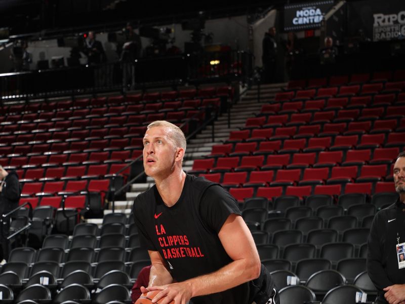 PORTLAND, OR - MARCH 20: Mason Plumlee #44 of the LA Clippers warms up before the game against the Portland Trail Blazers on March 20, 2024 at the Moda Center Arena in Portland, Oregon. NOTE TO USER: User expressly acknowledges and agrees that, by downloading and or using this photograph, user is consenting to the terms and conditions of the Getty Images License Agreement. Mandatory Copyright Notice: Copyright 2024 NBAE (Photo by Cameron Browne/NBAE via Getty Images)