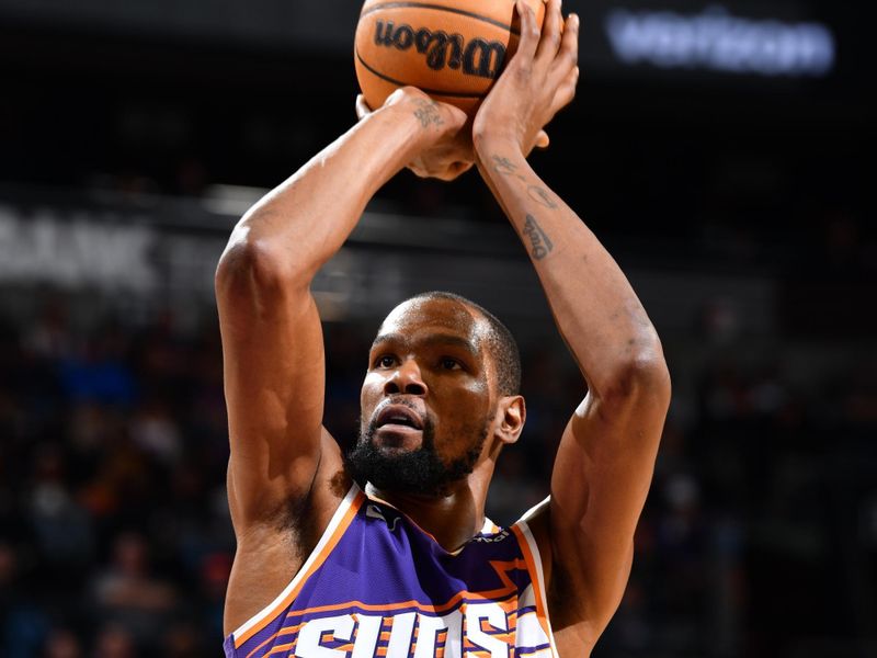 PHOENIX, AZ - NOVEMBER 30: Kevin Durant #35 of the Phoenix Suns shoots a free throw during the game against the Golden State Warriors on November 30, 2024 at Footprint Center in Phoenix, Arizona. NOTE TO USER: User expressly acknowledges and agrees that, by downloading and or using this photograph, user is consenting to the terms and conditions of the Getty Images License Agreement. Mandatory Copyright Notice: Copyright 2024 NBAE (Photo by Barry Gossage/NBAE via Getty Images)