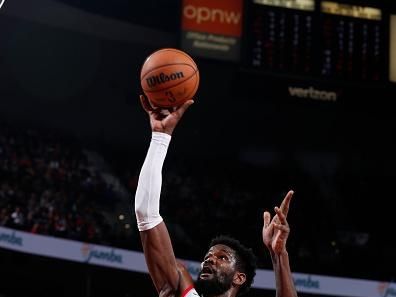 PORTLAND, OR - NOVEMBER 5: Deandre Ayton #2 of the Portland Trail Blazers shoots the ball during the game against the Memphis Grizzlies on November 5, 2023 at the Moda Center Arena in Portland, Oregon. NOTE TO USER: User expressly acknowledges and agrees that, by downloading and or using this photograph, user is consenting to the terms and conditions of the Getty Images License Agreement. Mandatory Copyright Notice: Copyright 2023 NBAE (Photo by Cameron Browne/NBAE via Getty Images)