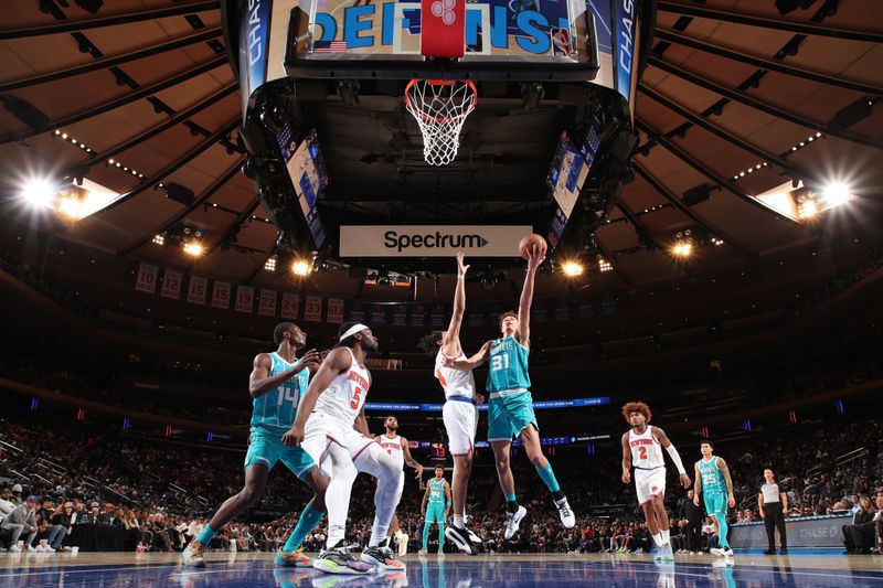 NEW YORK, NY - OCTOBER 15: Tidjane Salaun #31 of the Charlotte Hornets drives to the basket during the game against the New York Knicks during the 2024 NBA Preseason on October 15, 2024 at Madison Square Garden in New York City, New York.  NOTE TO USER: User expressly acknowledges and agrees that, by downloading and or using this photograph, User is consenting to the terms and conditions of the Getty Images License Agreement. Mandatory Copyright Notice: Copyright 2024 NBAE  (Photo by Nathaniel S. Butler/NBAE via Getty Images)