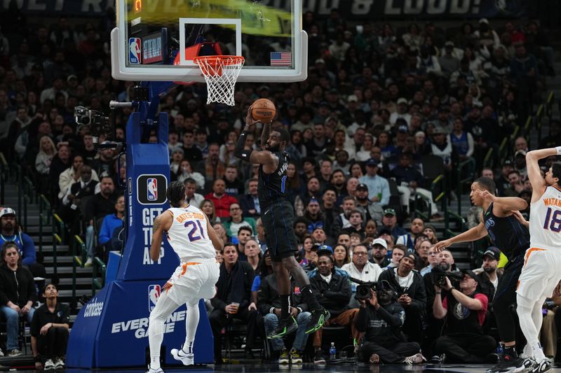 DALLAS, TX - JANUARY 24: Tim Hardaway Jr. #10 of the Dallas Mavericks grabs the rebound during the game against the Phoenix Suns on January 24, 2024 at the American Airlines Center in Dallas, Texas. NOTE TO USER: User expressly acknowledges and agrees that, by downloading and or using this photograph, User is consenting to the terms and conditions of the Getty Images License Agreement. Mandatory Copyright Notice: Copyright 2024 NBAE (Photo by Glenn James/NBAE via Getty Images)