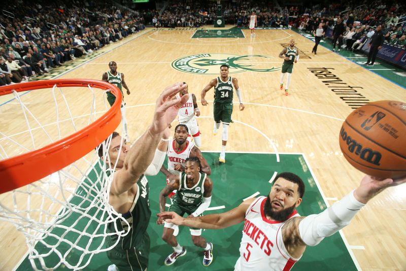 MILWAUKEE, WI - NOVEMBER 18: Fred VanVleet #5 of the Houston Rockets drives to the basket during the game against the Milwaukee Bucks on November 18, 2024 at the Fiserv Forum Center in Milwaukee, Wisconsin. NOTE TO USER: User expressly acknowledges and agrees that, by downloading and or using this Photograph, user is consenting to the terms and conditions of the Getty Images License Agreement. Mandatory Copyright Notice: Copyright 2024 NBAE (Photo by Gary Dineen/NBAE via Getty Images).