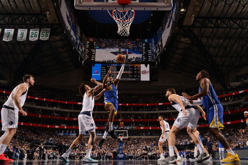 DALLAS, TX - MARCH 13: Jonathan Kuminga #00 of the Golden State Warriors drives to the basket during the game against the Dallas Mavericks on March 13, 2024 at the American Airlines Center in Dallas, Texas. NOTE TO USER: User expressly acknowledges and agrees that, by downloading and or using this photograph, User is consenting to the terms and conditions of the Getty Images License Agreement. Mandatory Copyright Notice: Copyright 2024 NBAE (Photo by Glenn James/NBAE via Getty Images)