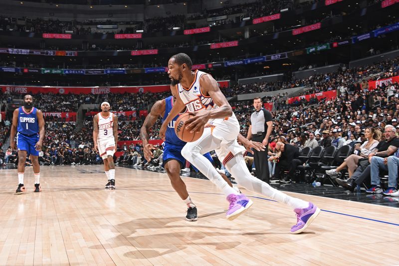 LOS ANGELES, CA - JANUARY 8: Kevin Durant #35 of the Phoenix Suns drives to the basket during the game against the LA Clippers on January 8, 2024 at Crypto.Com Arena in Los Angeles, California. NOTE TO USER: User expressly acknowledges and agrees that, by downloading and/or using this Photograph, user is consenting to the terms and conditions of the Getty Images License Agreement. Mandatory Copyright Notice: Copyright 2024 NBAE (Photo by Andrew D. Bernstein/NBAE via Getty Images)