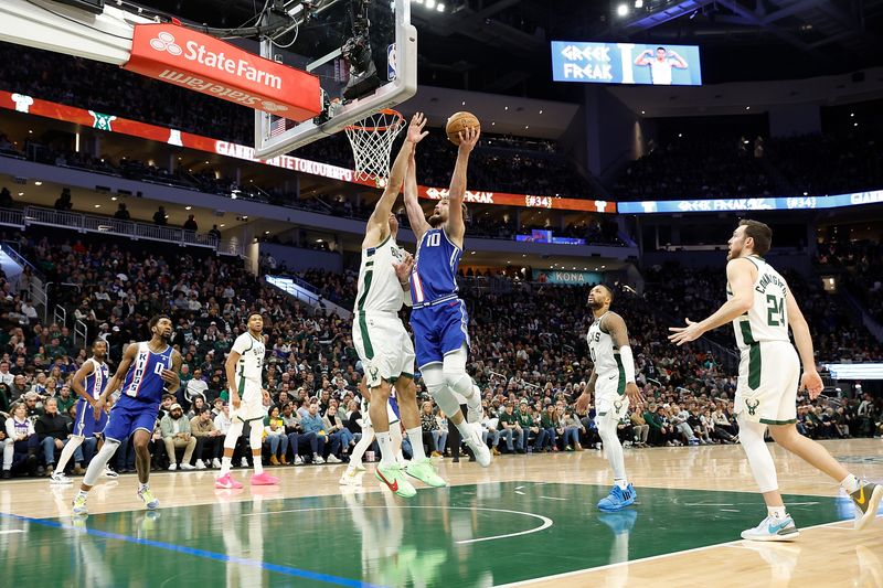 MILWAUKEE, WISCONSIN - JANUARY 14: Domantas Sabonis #10 of the Sacramento Kings scores drives to the basket during the second half of the game against the Milwaukee Bucks at Fiserv Forum on January 14, 2024 in Milwaukee, Wisconsin. NOTE TO USER: User expressly acknowledges and agrees that, by downloading and or using this photograph, User is consenting to the terms and conditions of the Getty Images License Agreement. (Photo by John Fisher/Getty Images)