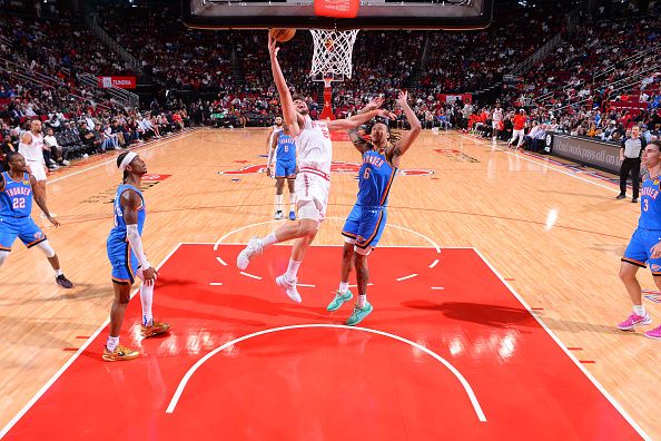 HOUSTON, TX - DECEMBER 6:   Alperen Sengun #28 of the Houston Rockets drives to the basket during the game against the Oklahoma City Thunder on December 6, 2023 at the Toyota Center in Houston, Texas. NOTE TO USER: User expressly acknowledges and agrees that, by downloading and or using this photograph, User is consenting to the terms and conditions of the Getty Images License Agreement. Mandatory Copyright Notice: Copyright 2023 NBAE (Photo by Michael Gonzales/NBAE via Getty Images)