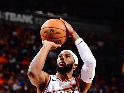 PHOENIX, AZ - NOVEMBER 12: Josh Okogie #2 of the Phoenix Suns shoots a free throw during the game against the Oklahoma City Thunder on November 12, 2023 at Footprint Center in Phoenix, Arizona. NOTE TO USER: User expressly acknowledges and agrees that, by downloading and or using this photograph, user is consenting to the terms and conditions of the Getty Images License Agreement. Mandatory Copyright Notice: Copyright 2023 NBAE (Photo by Barry Gossage/NBAE via Getty Images)