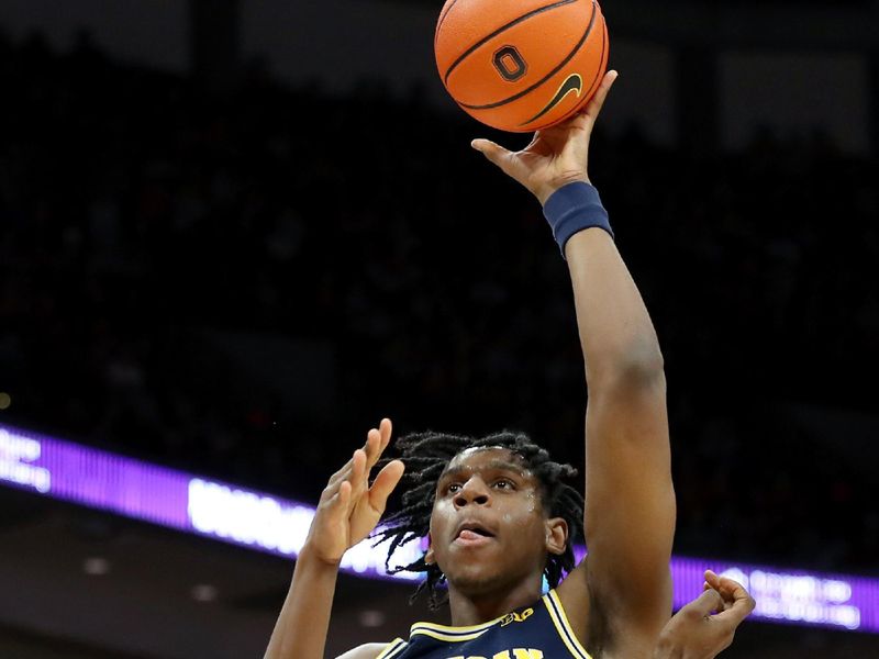 Mar 3, 2024; Columbus, Ohio, USA; Michigan Wolverines forward Tarris Reed Jr. (32) takes the one hand shot as Ohio State Buckeyes center Felix Okpara (34) defends during the first half at Value City Arena. Mandatory Credit: Joseph Maiorana-USA TODAY Sports