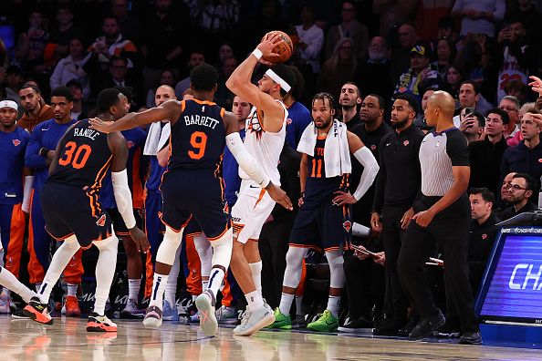 NEW YORK, NY - NOVEMBER 26:  Devin Booker #1 of the Phoenix Suns takes the game winning 3 point shot during the fourth quarter of the game against the New York Knicks at Madison Square Garden on November 26, 2023 in New York City.  NOTE TO USER: User expressly acknowledges and agrees that, by downloading and or using this photograph, User is consenting to the terms and conditions of the Getty Images License Agreement. (Photo by Rich Graessle/Getty Images)