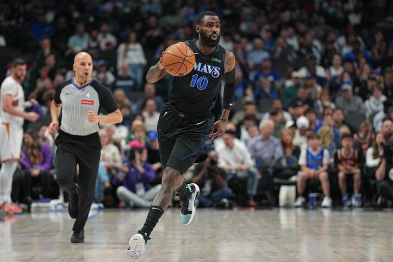 DALLAS, TX - FEBRUARY 22: Tim Hardaway Jr. #10 of the Dallas Mavericks brings the ball up court during the game against the Phoenix Suns on February 22, 2024 at the American Airlines Center in Dallas, Texas. NOTE TO USER: User expressly acknowledges and agrees that, by downloading and or using this photograph, User is consenting to the terms and conditions of the Getty Images License Agreement. Mandatory Copyright Notice: Copyright 2024 NBAE (Photo by Glenn James/NBAE via Getty Images)