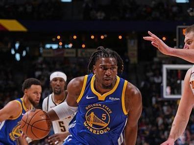 DENVER, CO - DECEMBER 25: Kevon Looney #5 of the Golden State Warriors drives to the basket during the game against the Denver Nuggets on December 25, 2023 at the Ball Arena in Denver, Colorado. NOTE TO USER: User expressly acknowledges and agrees that, by downloading and/or using this Photograph, user is consenting to the terms and conditions of the Getty Images License Agreement. Mandatory Copyright Notice: Copyright 2023 NBAE (Photo by Bart Young/NBAE via Getty Images)