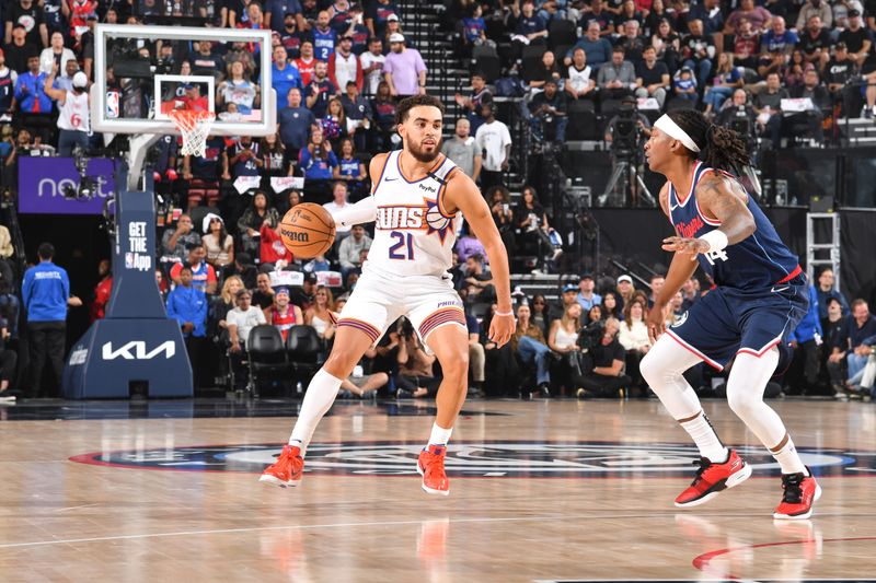 INGLEWOOD, CA - OCTOBER 23: Tyus Jones #21 of the Phoenix Suns dribbles the ball during the game against the LA Clippers on October 23, 2024 at Intuit Dome in Los Angeles, California. NOTE TO USER: User expressly acknowledges and agrees that, by downloading and/or using this Photograph, user is consenting to the terms and conditions of the Getty Images License Agreement. Mandatory Copyright Notice: Copyright 2024 NBAE (Photo by Juan Ocampo/NBAE via Getty Images)