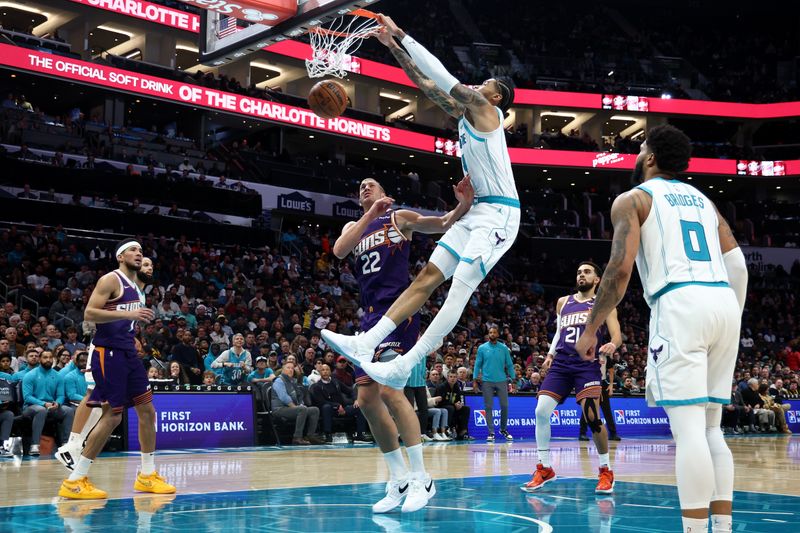 CHARLOTTE, NORTH CAROLINA - JANUARY 07: Nick Richards #4 of the Charlotte Hornets dunks the ball over Mason Plumlee #22 of the Phoenix Suns during the second half of the game at Spectrum Center on January 07, 2025 in Charlotte, North Carolina. NOTE TO USER: User expressly acknowledges and agrees that, by downloading and or using this photograph, User is consenting to the terms and conditions of the Getty Images License Agreement. (Photo by Jared C. Tilton/Getty Images)