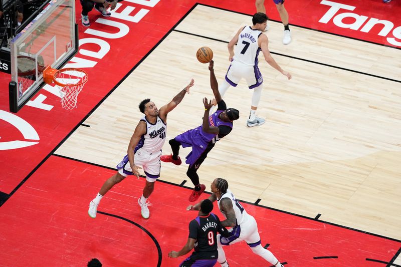 TORONTO, CANADA - NOVEMBER 2:  Chris Boucher #25 of the Toronto Raptors drives to the basket during the game against the Sacramento Kings on November 2, 2024 at the Scotiabank Arena in Toronto, Ontario, Canada.  NOTE TO USER: User expressly acknowledges and agrees that, by downloading and or using this Photograph, user is consenting to the terms and conditions of the Getty Images License Agreement.  Mandatory Copyright Notice: Copyright 2024 NBAE (Photo by Andrew Lahodynskyj/NBAE via Getty Images)