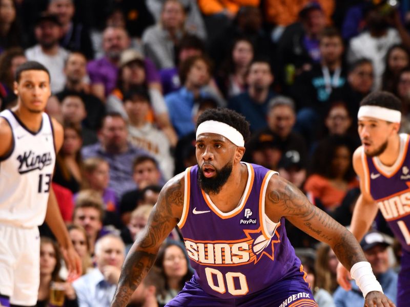 PHOENIX, AZ - FEBRUARY 13: Royce O'Neale #00 of the Phoenix Suns looks on during the game against the Sacramento Kings on February 13, 2024 at Footprint Center in Phoenix, Arizona. NOTE TO USER: User expressly acknowledges and agrees that, by downloading and or using this photograph, user is consenting to the terms and conditions of the Getty Images License Agreement. Mandatory Copyright Notice: Copyright 2024 NBAE (Photo by Barry Gossage/NBAE via Getty Images)