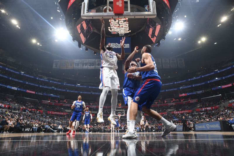 LOS ANGELES, CA - JANUARY 17: Joel Embiid #21 of the Philadelphia 76ers drives to the basket during the game against the LA Clippers on January 17, 2023 at Crypto.Com Arena in Los Angeles, California. NOTE TO USER: User expressly acknowledges and agrees that, by downloading and/or using this Photograph, user is consenting to the terms and conditions of the Getty Images License Agreement. Mandatory Copyright Notice: Copyright 2023 NBAE (Photo by Adam Pantozzi/NBAE via Getty Images)