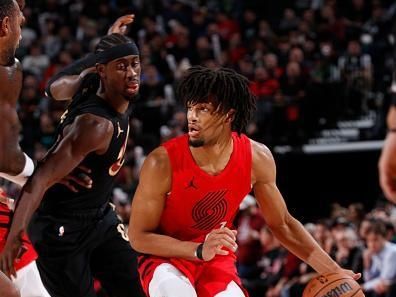 PORTLAND, OR - NOVEMBER 15: Shaedon Sharpe #17 of the Portland Trail Blazers looks to pass the ball during the game against the Cleveland Cavaliers on November 15, 2023 at the Moda Center Arena in Portland, Oregon. NOTE TO USER: User expressly acknowledges and agrees that, by downloading and or using this photograph, user is consenting to the terms and conditions of the Getty Images License Agreement. Mandatory Copyright Notice: Copyright 2023 NBAE (Photo by Cameron Browne/NBAE via Getty Images)