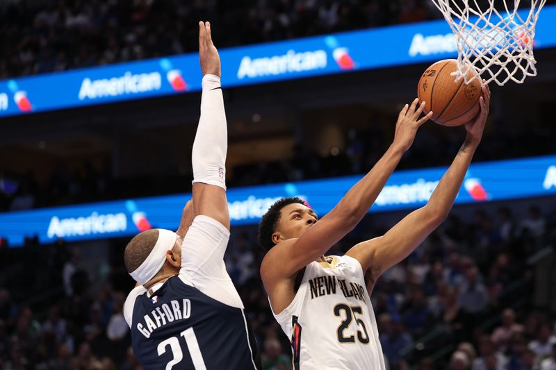 DALLAS, TEXAS - NOVEMBER 19: Trey Murphy III #25 of the New Orleans Pelicans makes a move to the basket past Daniel Gafford #21 of the Dallas Mavericks during the second half of an Emirates NBA Cup game at American Airlines Center on November 19, 2024 in Dallas, Texas. NOTE TO USER: User expressly acknowledges and agrees that, by downloading and/or using this photograph, user is consenting to the terms and conditions of the Getty Images License Agreement. (Photo by Sam Hodde/Getty Images)