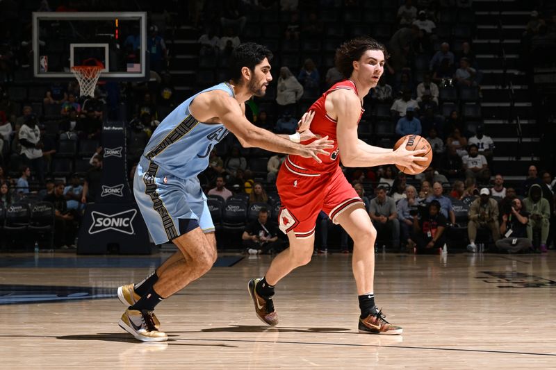 MEMPHIS, TN - OCTOBER 28: Josh Giddey #3 of the Chicago Bulls drives to the basket during the game against the Memphis Grizzlies on October 28, 2024 at FedExForum in Memphis, Tennessee. NOTE TO USER: User expressly acknowledges and agrees that, by downloading and or using this photograph, User is consenting to the terms and conditions of the Getty Images License Agreement. Mandatory Copyright Notice: Copyright 2024 NBAE (Photo by Grant Burke/NBAE via Getty Images)