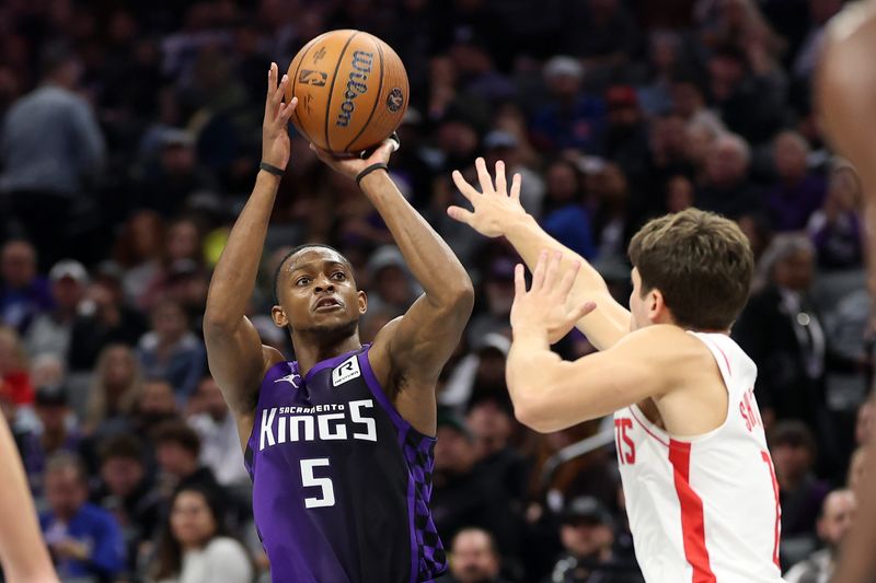 SACRAMENTO, CALIFORNIA - DECEMBER 03: De'Aaron Fox #5 of the Sacramento Kings shoots over Reed Sheppard #15 of the Houston Rockets in the second half at Golden 1 Center on December 03, 2024 in Sacramento, California. NOTE TO USER: User expressly acknowledges and agrees that, by downloading and/or using this photograph, user is consenting to the terms and conditions of the Getty Images License Agreement.   (Photo by Ezra Shaw/Getty Images)