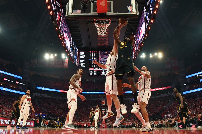 HOUSTON, TX - MAY 4: Jonathan Kuminga #00 of the Golden State Warriors drives to the basket during the game against the Houston Rockets  during Round 1 Game 7 of the 2025 NBA Playoffs on February 1, 2025 at the Toyota Center in Houston, Texas. NOTE TO USER: User expressly acknowledges and agrees that, by downloading and or using this photograph, User is consenting to the terms and conditions of the Getty Images License Agreement. Mandatory Copyright Notice: Copyright 2025 NBAE (Photo by Noah Graham/NBAE via Getty Images)