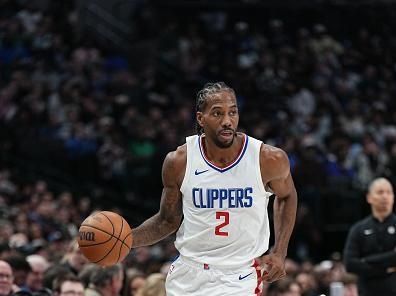 DALLAS, TX - DECEMBER 20: Kawhi Leonard #2 of the LA Clippers dribbles the ball during the game against the Dallas Mavericks on December 20, 2023 at the American Airlines Center in Dallas, Texas. NOTE TO USER: User expressly acknowledges and agrees that, by downloading and or using this photograph, User is consenting to the terms and conditions of the Getty Images License Agreement. Mandatory Copyright Notice: Copyright 2023 NBAE (Photo by Glenn James/NBAE via Getty Images)
