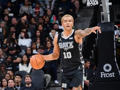 SAN ANTONIO, TX - DECEMBER 26: Jeremy Sochan #10 of the San Antonio Spurs brings the ball up court against the Utah Jazz on December 26, 2023 at the Frost Bank Center in San Antonio, Texas. NOTE TO USER: User expressly acknowledges and agrees that, by downloading and or using this photograph, user is consenting to the terms and conditions of the Getty Images License Agreement. Mandatory Copyright Notice: Copyright 2023 NBAE (Photos by Michael Gonzales/NBAE via Getty Images)