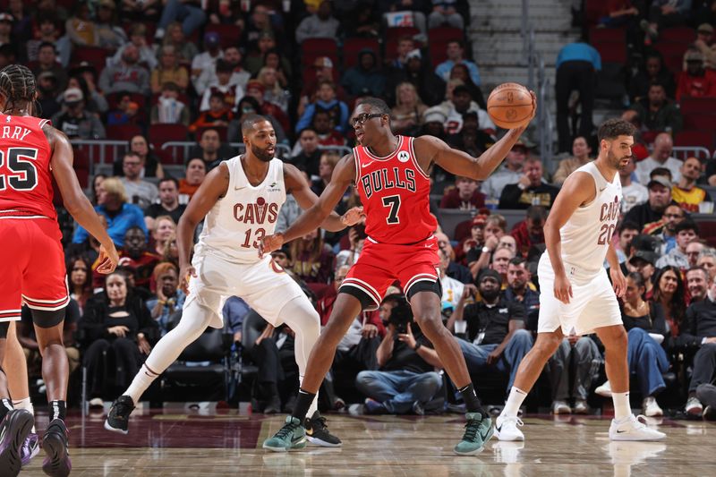 CLEVELAND, OH - OCTOBER 8: Jalen Smith #7 of the Chicago Bulls catches a pass against the Cleveland Cavaliers on October 8, 2024 at Rocket Mortgage FieldHouse in Cleveland, Ohio. NOTE TO USER: User expressly acknowledges and agrees that, by downloading and/or using this Photograph, user is consenting to the terms and conditions of the Getty Images License Agreement. Mandatory Copyright Notice: Copyright 2024 NBAE (Photo by Jeff Haynes/NBAE via Getty Images)