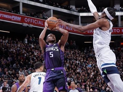 SACRAMENTO, CA - DECEMBER 23: De'Aaron Fox #5 of the Sacramento Kings shoots the ball during the game against the Minnesota Timberwolves on December 23, 2023 at Golden 1 Center in Sacramento, California. NOTE TO USER: User expressly acknowledges and agrees that, by downloading and or using this Photograph, user is consenting to the terms and conditions of the Getty Images License Agreement. Mandatory Copyright Notice: Copyright 2023 NBAE (Photo by Rocky Widner/NBAE via Getty Images)