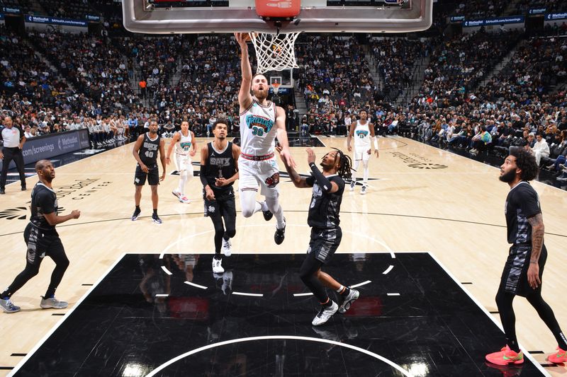 SAN ANTONIO, TX - JANUARY 15: Jay Huff #30 of the Memphis Grizzlies drives to the basket during the game against the San Antonio Spurs on January 15, 2025 at the Frost Bank Center in San Antonio, Texas. NOTE TO USER: User expressly acknowledges and agrees that, by downloading and or using this photograph, user is consenting to the terms and conditions of the Getty Images License Agreement. Mandatory Copyright Notice: Copyright 2025 NBAE (Photos by Barry Gossage/NBAE via Getty Images)