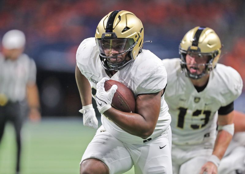 Sep 15, 2023; San Antonio, Texas, USA; Army Black Knights running back Jakobi Buchanan (33) runs for a touchdown against the UTSA Roadrunners during the first half at the Alamodome. Mandatory Credit: Danny Wild-USA TODAY Sports