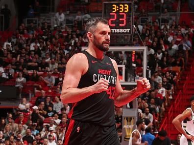 MIAMI, FL - NOVEMBER 28: Kevin Love #42 of the Miami Heat celebrates during the game against the Milwaukee Bucks during the In-Season Tournament on November 28, 2023 at Kaseya Center in Miami, Florida. NOTE TO USER: User expressly acknowledges and agrees that, by downloading and or using this Photograph, user is consenting to the terms and conditions of the Getty Images License Agreement. Mandatory Copyright Notice: Copyright 2023 NBAE (Photo by Issac Baldizon/NBAE via Getty Images)