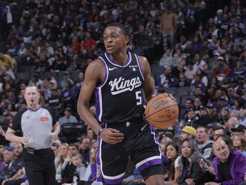 SACRAMENTO, CA - MARCH 31: De'Aaron Fox #5 of the Sacramento Kings dribbles the ball during the game against the Utah Jazz on March 31, 2024 at Golden 1 Center in Sacramento, California. NOTE TO USER: User expressly acknowledges and agrees that, by downloading and or using this Photograph, user is consenting to the terms and conditions of the Getty Images License Agreement. Mandatory Copyright Notice: Copyright 2024 NBAE (Photo by Rocky Widner/NBAE via Getty Images)