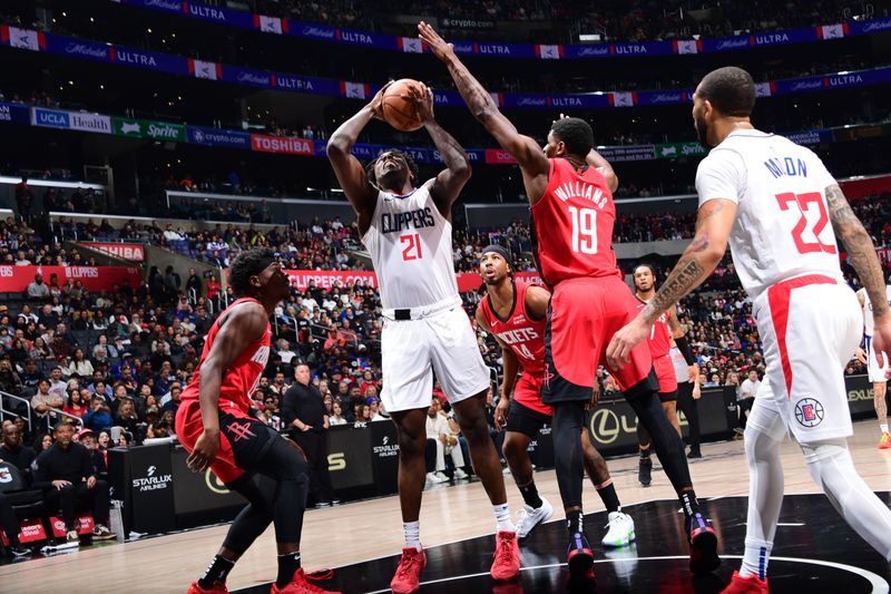 LOS ANGELES, CA - APIRL 14: Kobe Brown #21 of the LA Clippers drives to the basket during the game against the Houston Rockets on April 14, 2024 at Crypto.Com Arena in Los Angeles, California. NOTE TO USER: User expressly acknowledges and agrees that, by downloading and/or using this Photograph, user is consenting to the terms and conditions of the Getty Images License Agreement. Mandatory Copyright Notice: Copyright 2024 NBAE (Photo by Adam Pantozzi/NBAE via Getty Images)