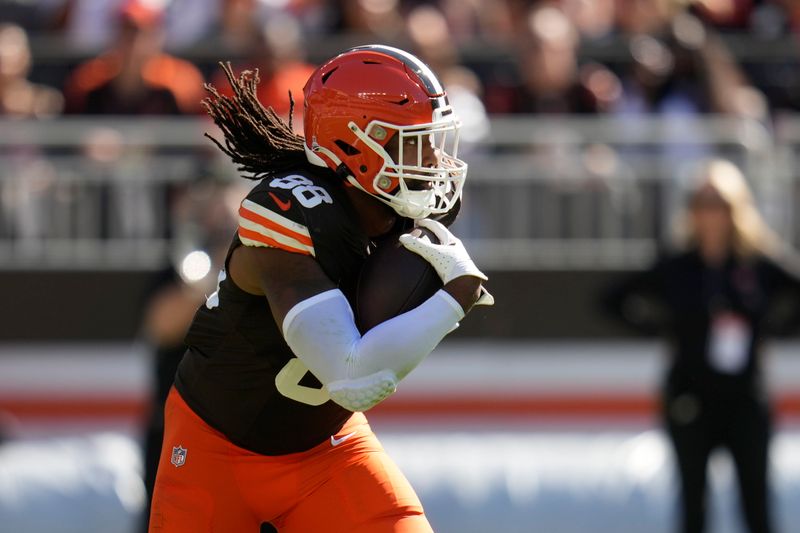 Cleveland Browns tight end Jordan Akins (88) carries in the first half of an NFL football game against the Cincinnati Bengals, Sunday, Oct. 20, 2024, in Cleveland. (AP Photo/Sue Ogrocki)