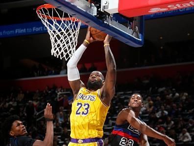 DETROIT, MI - NOVEMBER 29: LeBron James #23 of the Los Angeles Lakers drives to the basket during the game against the Detroit Pistons on November 29, 2023 at Little Caesars Arena in Detroit, Michigan. NOTE TO USER: User expressly acknowledges and agrees that, by downloading and/or using this photograph, User is consenting to the terms and conditions of the Getty Images License Agreement. Mandatory Copyright Notice: Copyright 2023 NBAE (Photo by Brian Sevald/NBAE via Getty Images)