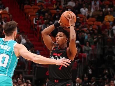 MIAMI, FL - DECEMBER 13: Kyle Lowry #7 of the Miami Heat looks to pass the ball during the game against the Charlotte Hornets on December 13, 2023 at Kaseya Center in Miami, Florida. NOTE TO USER: User expressly acknowledges and agrees that, by downloading and or using this Photograph, user is consenting to the terms and conditions of the Getty Images License Agreement. Mandatory Copyright Notice: Copyright 2023 NBAE (Photo by Issac Baldizon/NBAE via Getty Images)