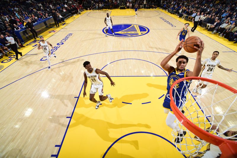 SAN FRANCISCO, CA - OCTOBER 30: Trayce Jackson-Davis #32 of the Golden State Warriors drives to the basket during the game against the New Orleans Pelicans on October 30, 2024 at Chase Center in San Francisco, California. NOTE TO USER: User expressly acknowledges and agrees that, by downloading and or using this photograph, user is consenting to the terms and conditions of Getty Images License Agreement. Mandatory Copyright Notice: Copyright 2024 NBAE (Photo by Garrett Ellwood/NBAE via Getty Images)