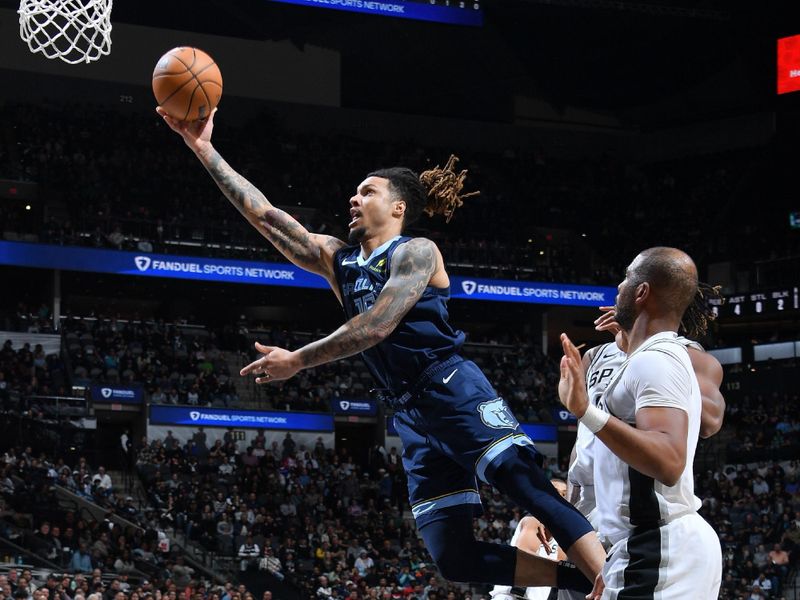 SAN ANTONIO, TX - JANUARY 17: Brandon Clarke #15 of the Memphis Grizzlies drives to the basket during the game against the San Antonio Spurs on January 17, 2025 at the Frost Bank Center in San Antonio, Texas. NOTE TO USER: User expressly acknowledges and agrees that, by downloading and or using this photograph, user is consenting to the terms and conditions of the Getty Images License Agreement. Mandatory Copyright Notice: Copyright 2025 NBAE (Photos by Michael Gonzales/NBAE via Getty Images)