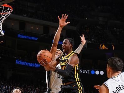 SAN FRANCISCO, CA - NOVEMBER 24: Jonathan Kuminga #00 of the Golden State Warriors drives to the basket during the game against the San Antonio Spurs on November 24, 2023 at Chase Center in San Francisco, California. NOTE TO USER: User expressly acknowledges and agrees that, by downloading and or using this photograph, user is consenting to the terms and conditions of Getty Images License Agreement. Mandatory Copyright Notice: Copyright 2023 NBAE (Photo by Garrett Ellwood/NBAE via Getty Images)