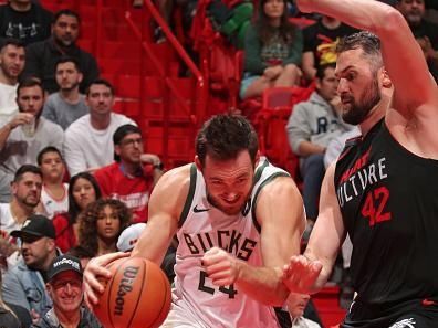 MIAMI, FL - NOVEMBER 28: Pat Connaughton #24 of the Milwaukee Bucks drives to the basket during the game against the Miami Heat during the In-Season Tournament on November 28, 2023 at Kaseya Center in Miami, Florida. NOTE TO USER: User expressly acknowledges and agrees that, by downloading and or using this Photograph, user is consenting to the terms and conditions of the Getty Images License Agreement. Mandatory Copyright Notice: Copyright 2023 NBAE (Photo by Issac Baldizon/NBAE via Getty Images)