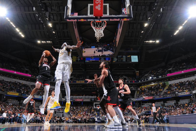 INDIANAPOLIS, IN - MARCH 4: Amen Thompson #1 of the Houston Rockets shoots the ball during the game against the Indiana Pacers on March 4, 2025 at Gainbridge Fieldhouse in Indianapolis, Indiana. NOTE TO USER: User expressly acknowledges and agrees that, by downloading and or using this Photograph, user is consenting to the terms and conditions of the Getty Images License Agreement. Mandatory Copyright Notice: Copyright 2025 NBAE (Photo by Ron Hoskins/NBAE via Getty Images)