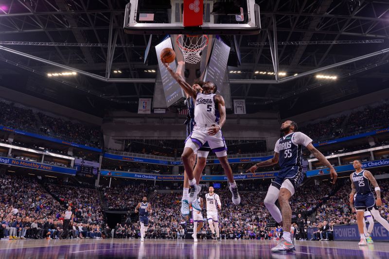 SACRAMENTO, CA - MARCH 29:  De'Aaron Fox #5 of the Sacramento Kings goes to the basket during the game on March 29, 2024 at Golden 1 Center in Sacramento, California. NOTE TO USER: User expressly acknowledges and agrees that, by downloading and or using this Photograph, user is consenting to the terms and conditions of the Getty Images License Agreement. Mandatory Copyright Notice: Copyright 2024 NBAE (Photo by Rocky Widner/NBAE via Getty Images)