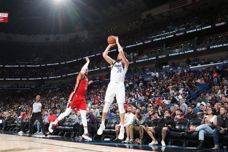 NEW ORLEANS, LA - JANUARY 29: Klay Thompson #31 of the Dallas Mavericks shoots a three point basket during the game against the New Orleans Pelicans on January 29, 2025 at the Smoothie King Center in New Orleans, Louisiana. NOTE TO USER: User expressly acknowledges and agrees that, by downloading and or using this Photograph, user is consenting to the terms and conditions of the Getty Images License Agreement. Mandatory Copyright Notice: Copyright 2025 NBAE (Photo by Layne Murdoch Jr./NBAE via Getty Images)