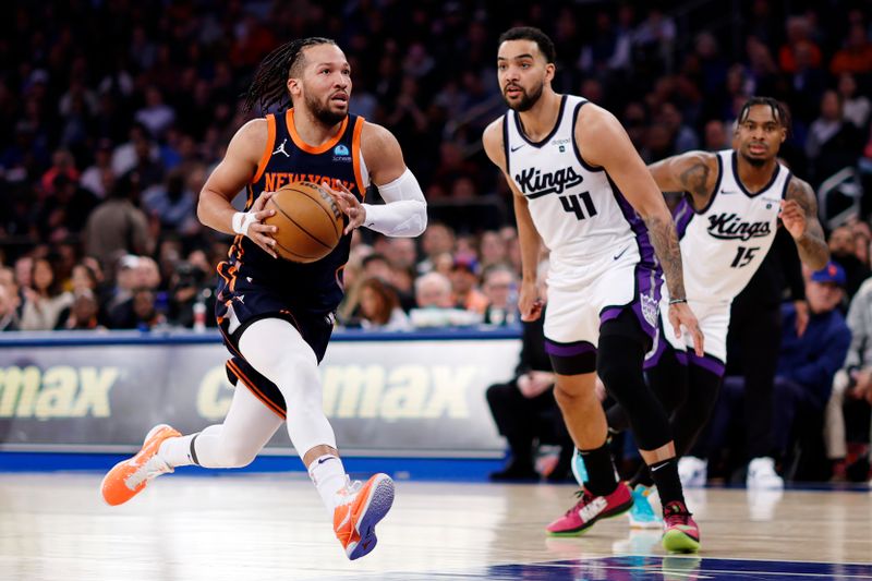 NEW YORK, NEW YORK - APRIL 04: Jalen Brunson #11 of the New York Knicks drives to the basket as Trey Lyles #41 of the Sacramento Kings defends during the first half at Madison Square Garden on April 04, 2024 in New York City. NOTE TO USER: User expressly acknowledges and agrees that, by downloading and/or using this Photograph, user is consenting to the terms and conditions of the Getty Images License Agreement. (Photo by Sarah Stier/Getty Images)