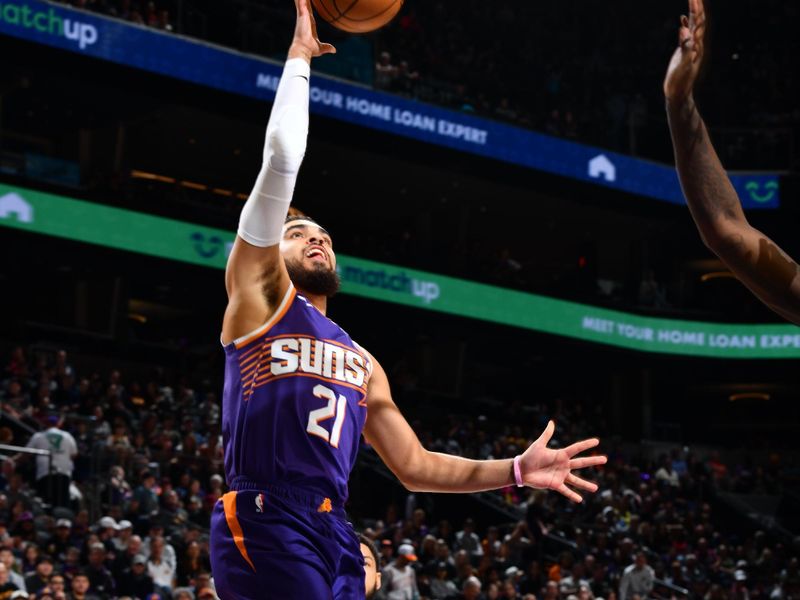 PHOENIX, AZ - NOVEMBER 27: Tyus Jones #21 of the Phoenix Suns drives to the basket during the game against the Brooklyn Nets on November 27, 2024 at Footprint Center in Phoenix, Arizona. NOTE TO USER: User expressly acknowledges and agrees that, by downloading and or using this photograph, user is consenting to the terms and conditions of the Getty Images License Agreement. Mandatory Copyright Notice: Copyright 2024 NBAE (Photo by Barry Gossage/NBAE via Getty Images)