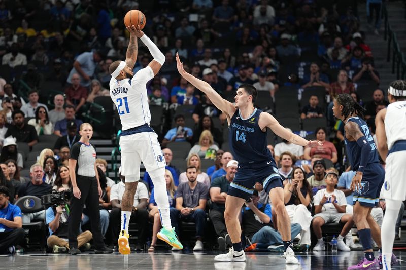 DALLAS, TX - OCTOBER 7: Daniel Gafford #21 of the Dallas Mavericks shoots the ball during the game against the Memphis Grizzlies during the 2024 NBA Preseason on October 7, 2024 at dalAmerican Airlines Center in Dallas, Texas. NOTE TO USER: User expressly acknowledges and agrees that, by downloading and or using this photograph, User is consenting to the terms and conditions of the Getty Images License Agreement. Mandatory Copyright Notice: Copyright 2024 NBAE (Photo by Glenn James/NBAE via Getty Images)