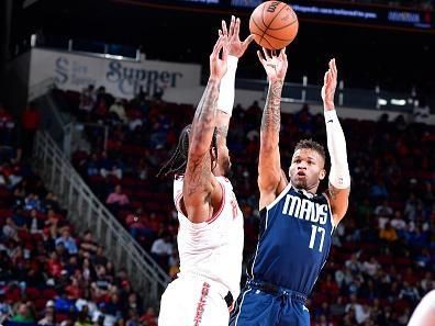 HOUSTON, TX - DECEMBER 22:   Mouhamadou Gueye #17 of the Dallas Mavericks shoots a three point basket during the game against the Houston Rockets on December 22, 2023 at the Toyota Center in Houston, Texas. NOTE TO USER: User expressly acknowledges and agrees that, by downloading and or using this photograph, User is consenting to the terms and conditions of the Getty Images License Agreement. Mandatory Copyright Notice: Copyright 2023 NBAE (Photo by Logan Riely/NBAE via Getty Images)